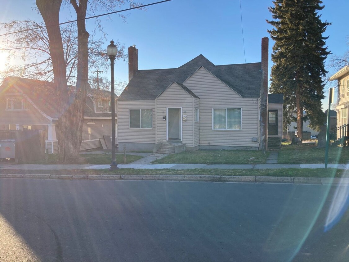 Primary Photo - 813 NE A St