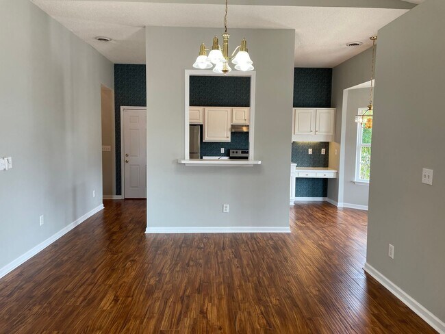 Foto del edificio - 3 bedroom/2 bathroom home with one-car gar...