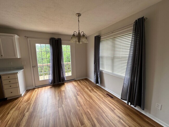 Foto del edificio - 3-bedroom, 3.5-bathroom nestled in Wyndhurst VA.