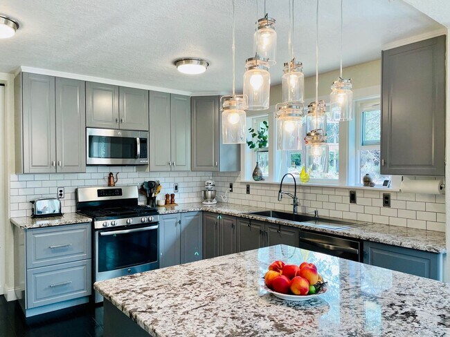 Foto del edificio - Short-Term Lease in Sunriver through May 31, 2026 - FALL SPECIAL $350.00 off first month rent wit...