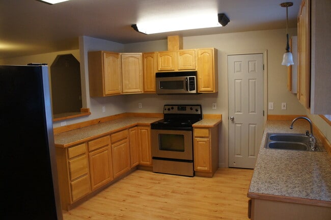 Building Photo - Beautiful ranch style home w/ 3 bd, 2 baths.