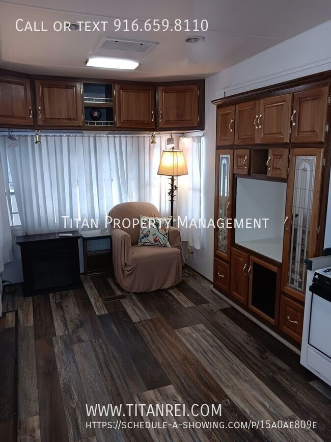 Foto del edificio - Loomis One Bedroom Fifth Wheel Trailer For...