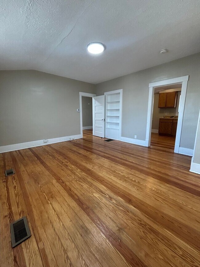 Foto del edificio - Charming 2-Bedroom Home Between Dundee & Blackstone with Large Attached Garage & Hardwood Floors