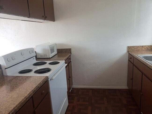 Building Photo - Spacious 2 bedroom corner unit .... in the...