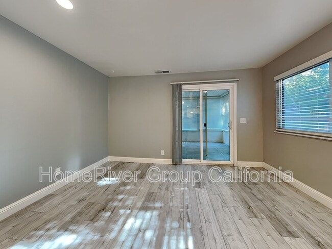 Building Photo - 3228 Somerset Rd