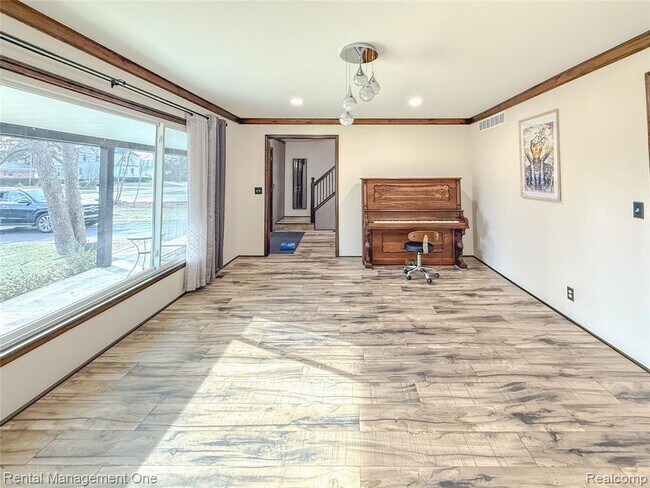 Building Photo - 174 Lange Ave