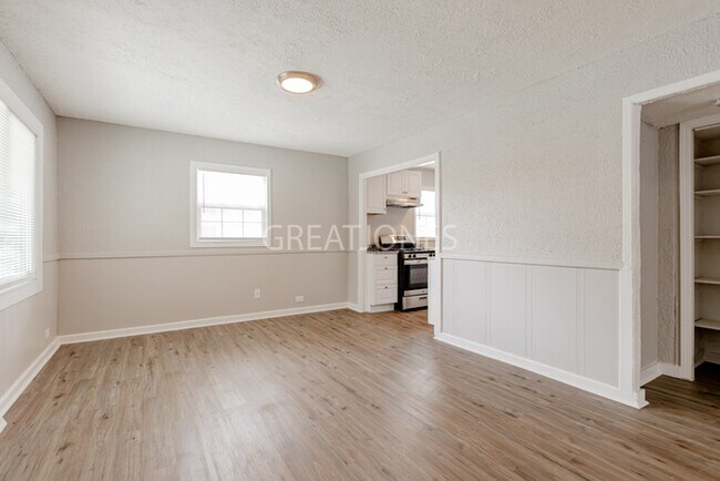 Building Photo - 1/2 MONTHS RENT FREE WITH A SIGNED LEASE B...