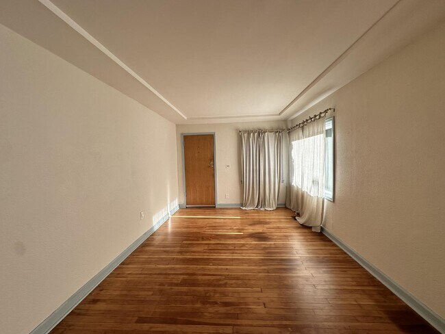Building Photo - Cute 1BR 1BA Bungalow w/ Large, Fenced Backyard and AC