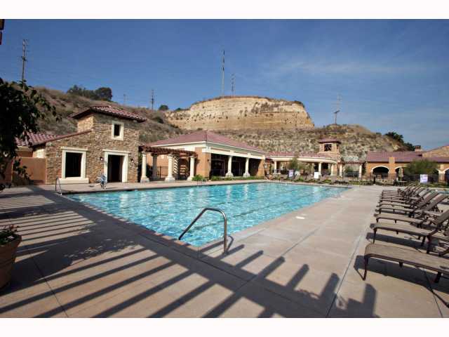 Building Photo - Gated Townhome | Pool and Gym