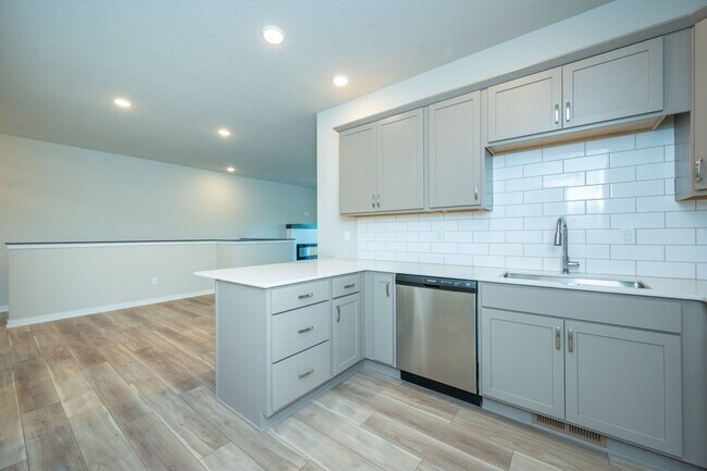 Foto del edificio - Brand-New 3-Bed Townhome with Attached Garage in Wolf Creek