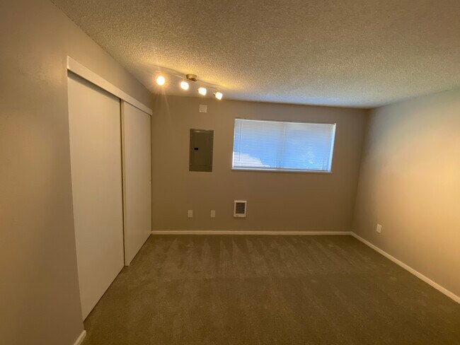 Foto del edificio - Fully renovated 2 bedroom, 1.5 bath apartment available with Separate Garage! Fully remodeled Kit...