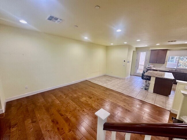 Foto del edificio - Modern Beautiful Townhome with Great Schoo...