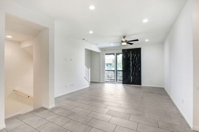 Building Photo - Tri-Level Azusa Townhome