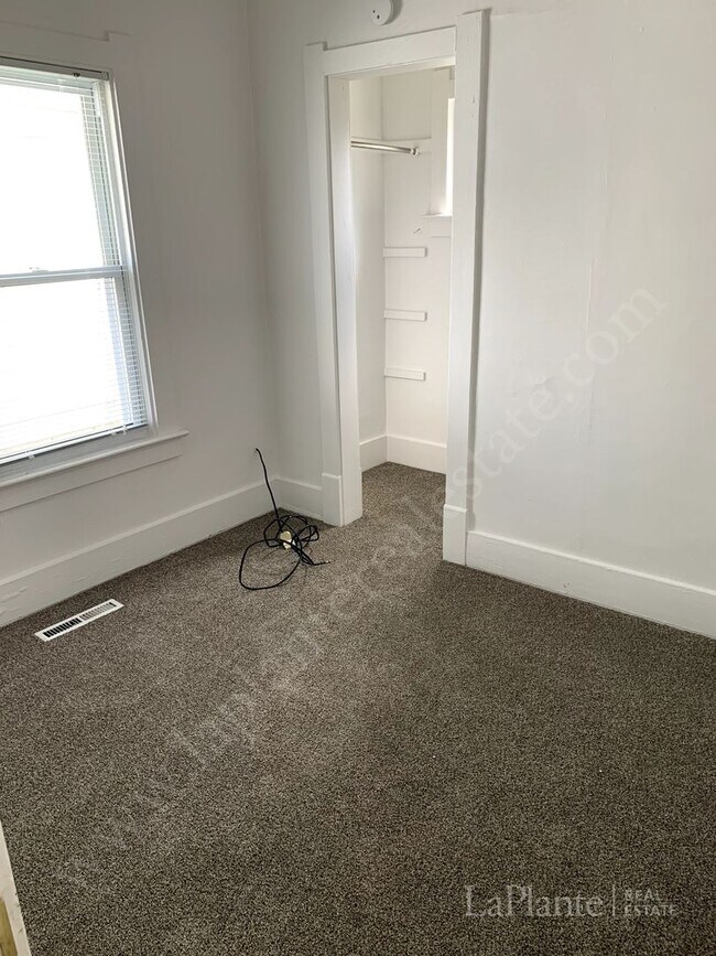 Building Photo - Welcome to this charming 2 bedroom, 1 bath...