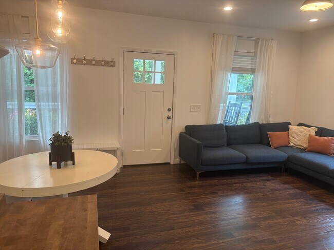 Foto del edificio - Partially Furnished Rental Walking Distance to Downtown Black Mountain!