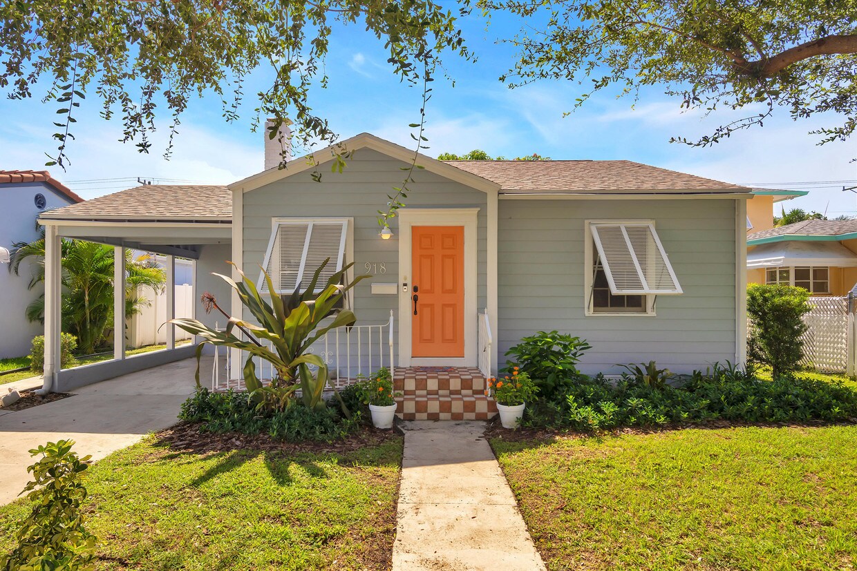 Primary Photo - 918 N Palmway