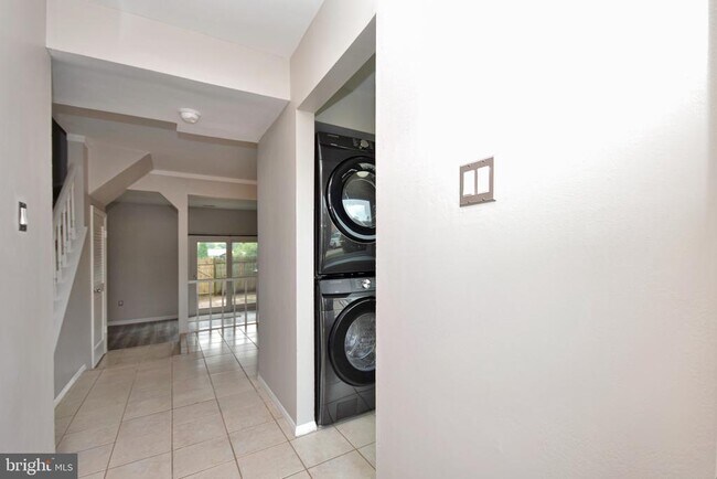 Foto del edificio - 8853 Teakwood Ct