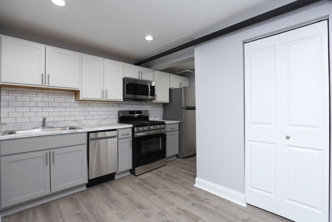 Building Photo - 1253 W Rosemont Ave