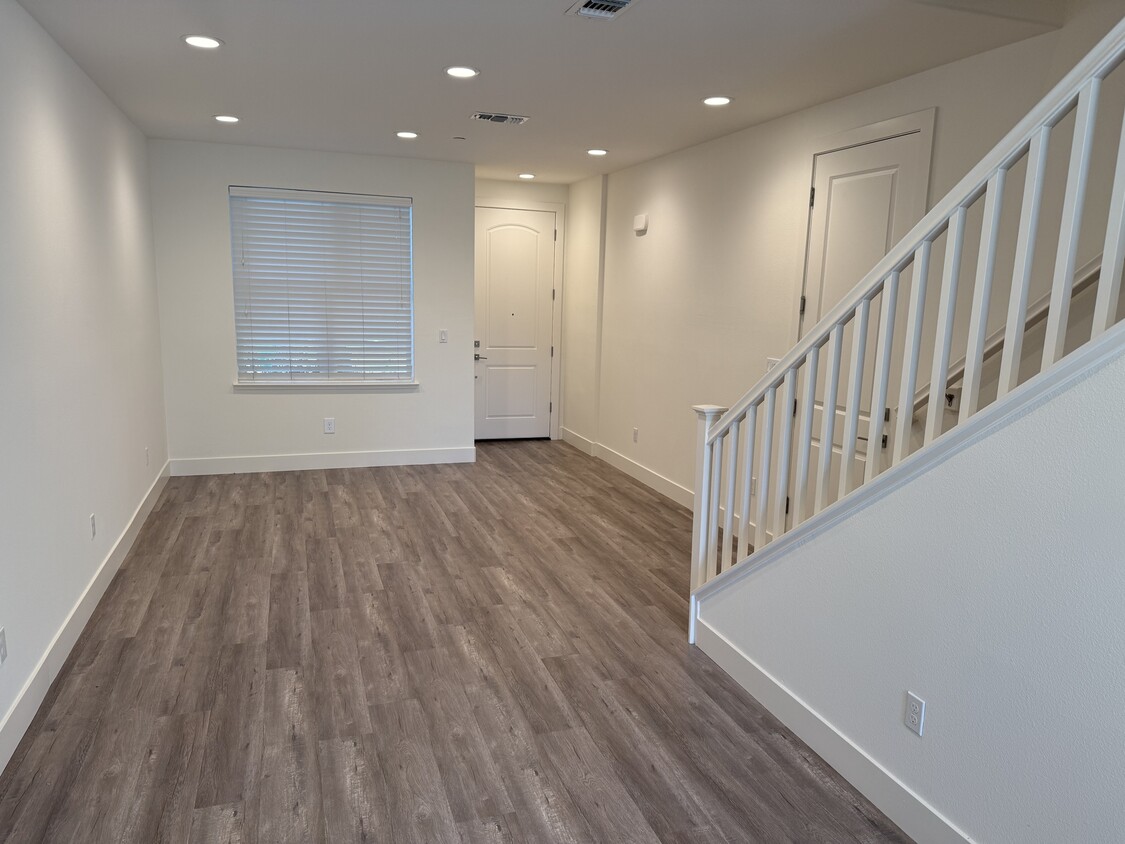 Primary Photo - 905 Prospect Ave