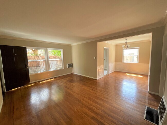 Building Photo - 10620 Holman Ave