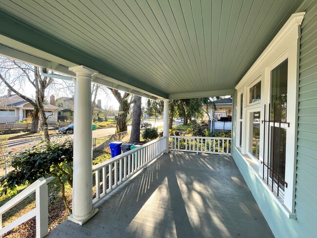 Foto del edificio - Gorgeous Craftsman House with Tons of Char...