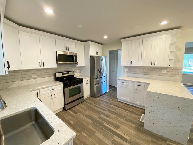 Building Photo - 975 Dearborn Cir