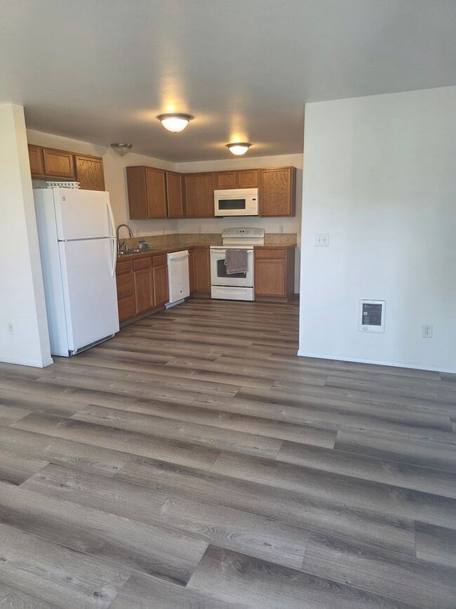 Foto del edificio - 2 bed 1 bath duplex in the country with park like setting close to town