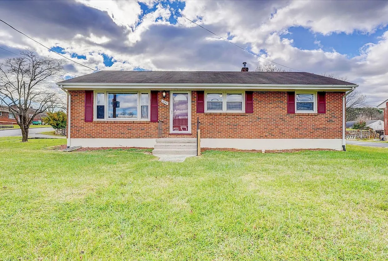 Photo - 1302 Penley Street- House