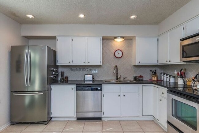Building Photo - 4 Bed Condo adjacent to Penn Square Mall