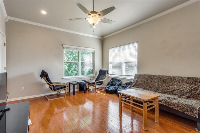 Foto del edificio - 3011 Speedway