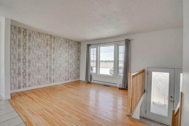 Building Photo - 736 Av. Gatineau