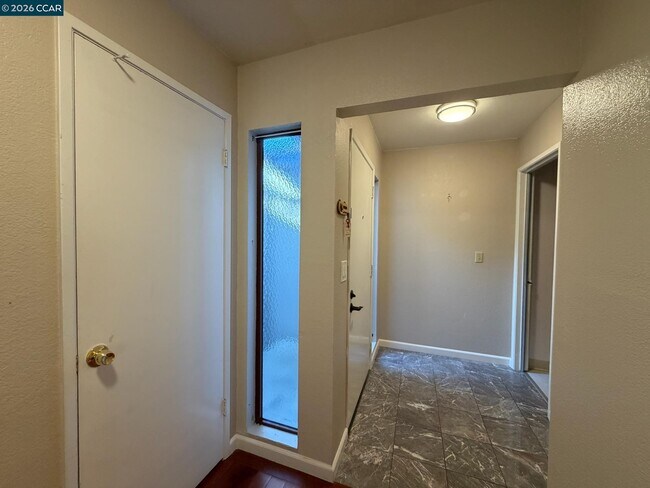 Building Photo - 6 Basin Ct