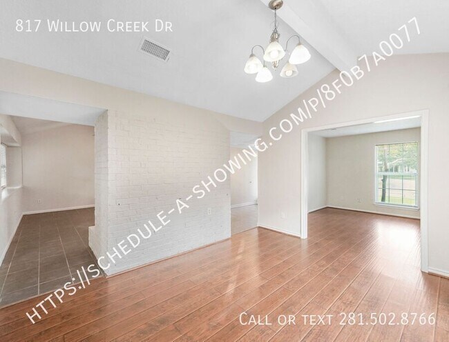 Building Photo - 817 Willow Creek Dr