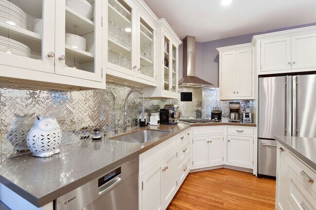 Building Photo - Castro: Fully Furnished Luxury Flat w/ Stu...