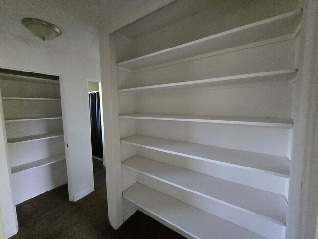 Building Photo - 3 bed 1 bath w/ fireplace!