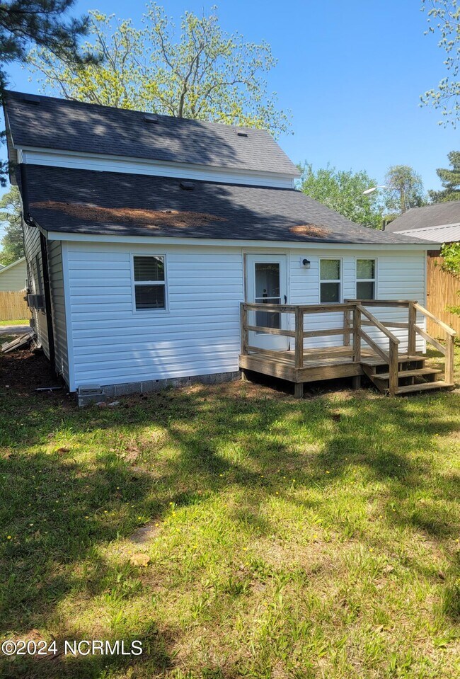 Building Photo - 906 Willow St