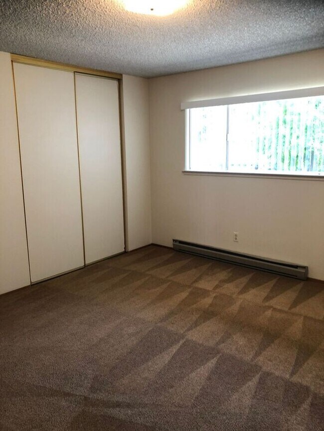 Foto del edificio - Lower level one bedroom apartment for rent...