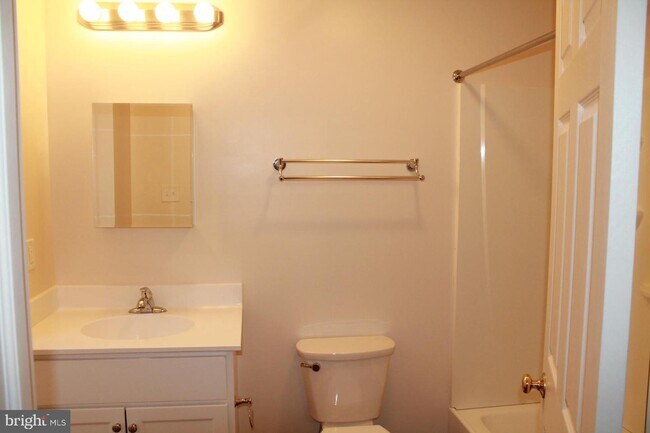 Foto del edificio - 990 E High St