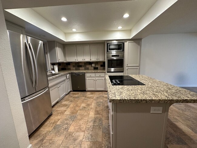 Building Photo - Stunning updated condo with tranquil golf ...
