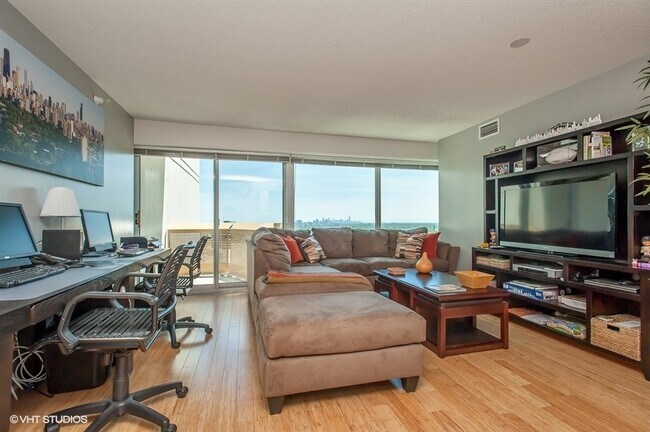 Foto del edificio - 1720 Maple Ave