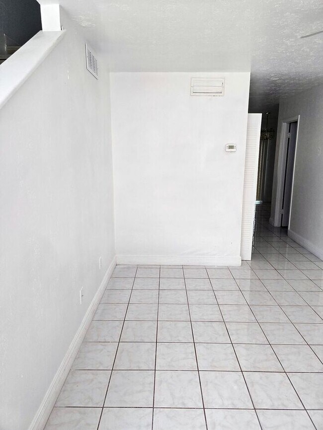 Foto del edificio - Large Two bedrooms with a cover patio