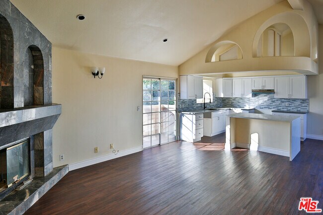 Building Photo - 3218 W 134th St