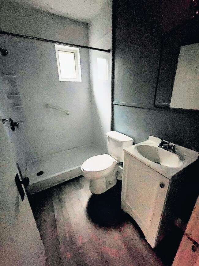 Baño - 529 S Main St