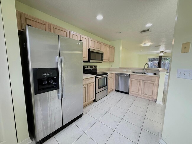 Foto del edificio - 1910 Lakeview Dr W