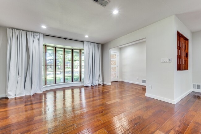 Building Photo - Extraordinary Irving Home on Quiet cul-de-sac!