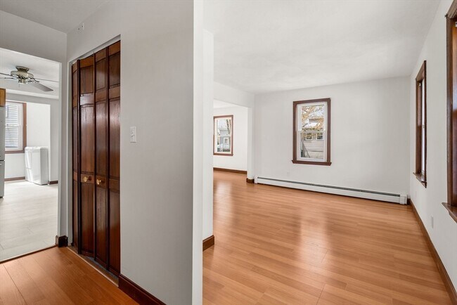 Foto del edificio - 24 Railroad Ave