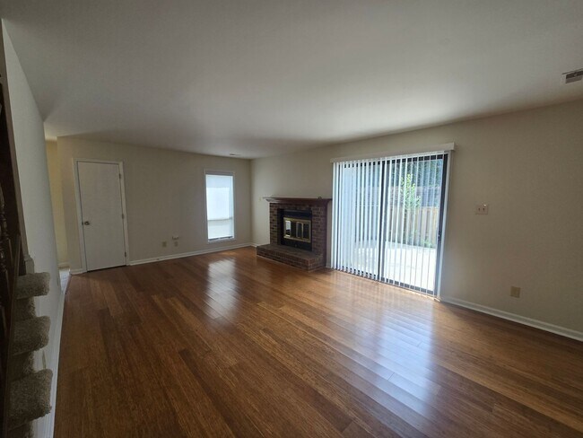 Foto del edificio - Meticulously Kept 2BR, 3BA Townhome with D...