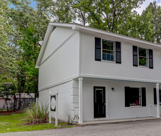 Building Photo - 1618 Poinsettia Rd