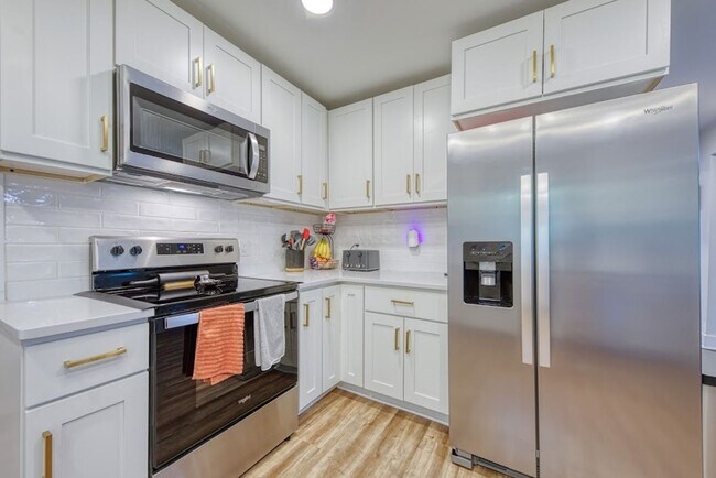 Building Photo - Knoxville 37917 - 2 bedroom 1 bath - call Xavier Garcia 865-333-0726