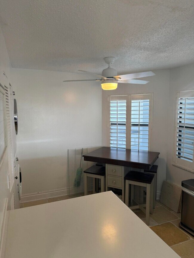 Foto del edificio - 543 Bay Colony Dr N